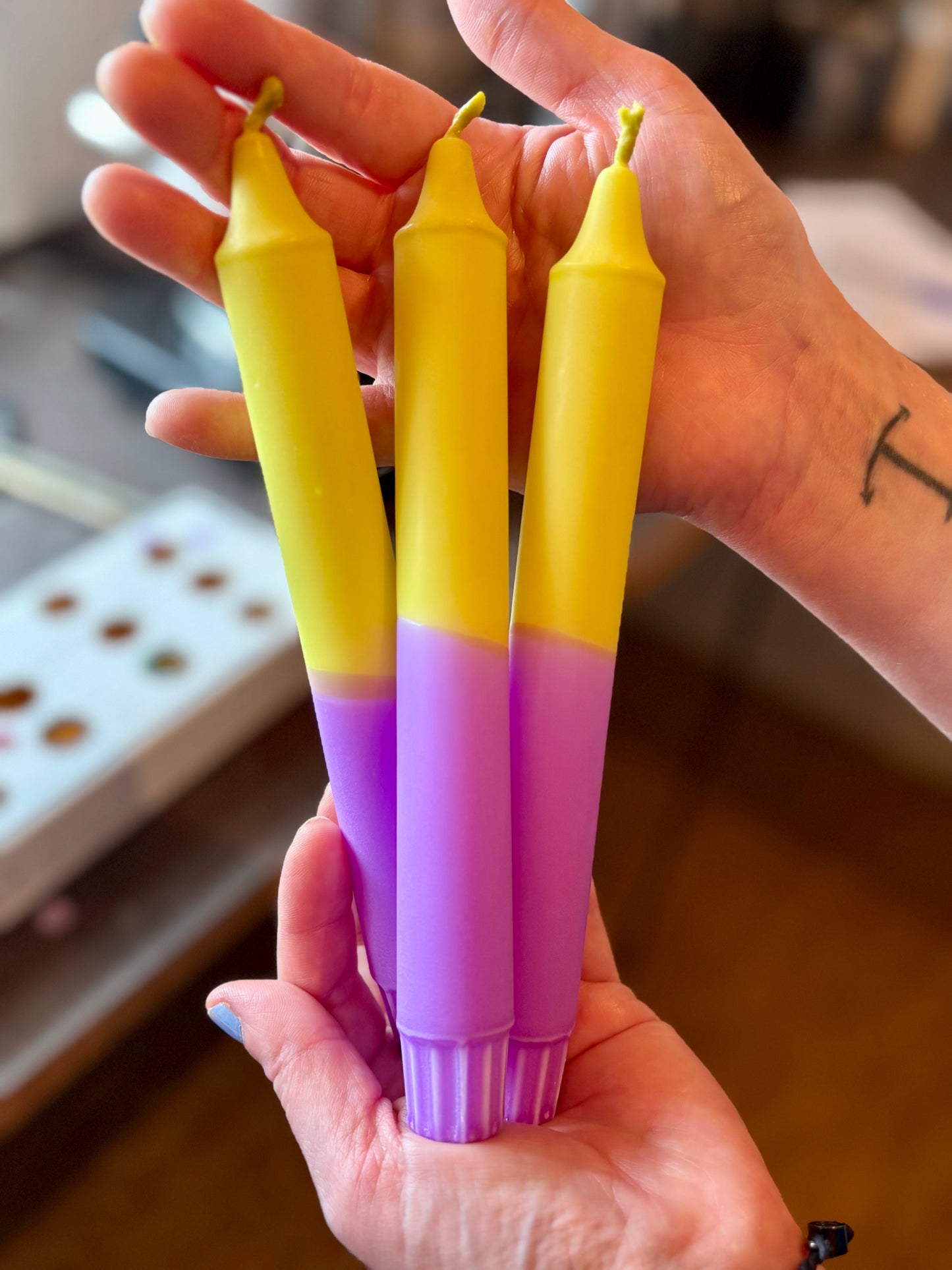 Candy Pop Stearin-ljus – Handgjorda gula och lila kronljus – Djärva och ljusa bordsdekorationer – Finns i 3, 5, 10, 15 eller 20-pack