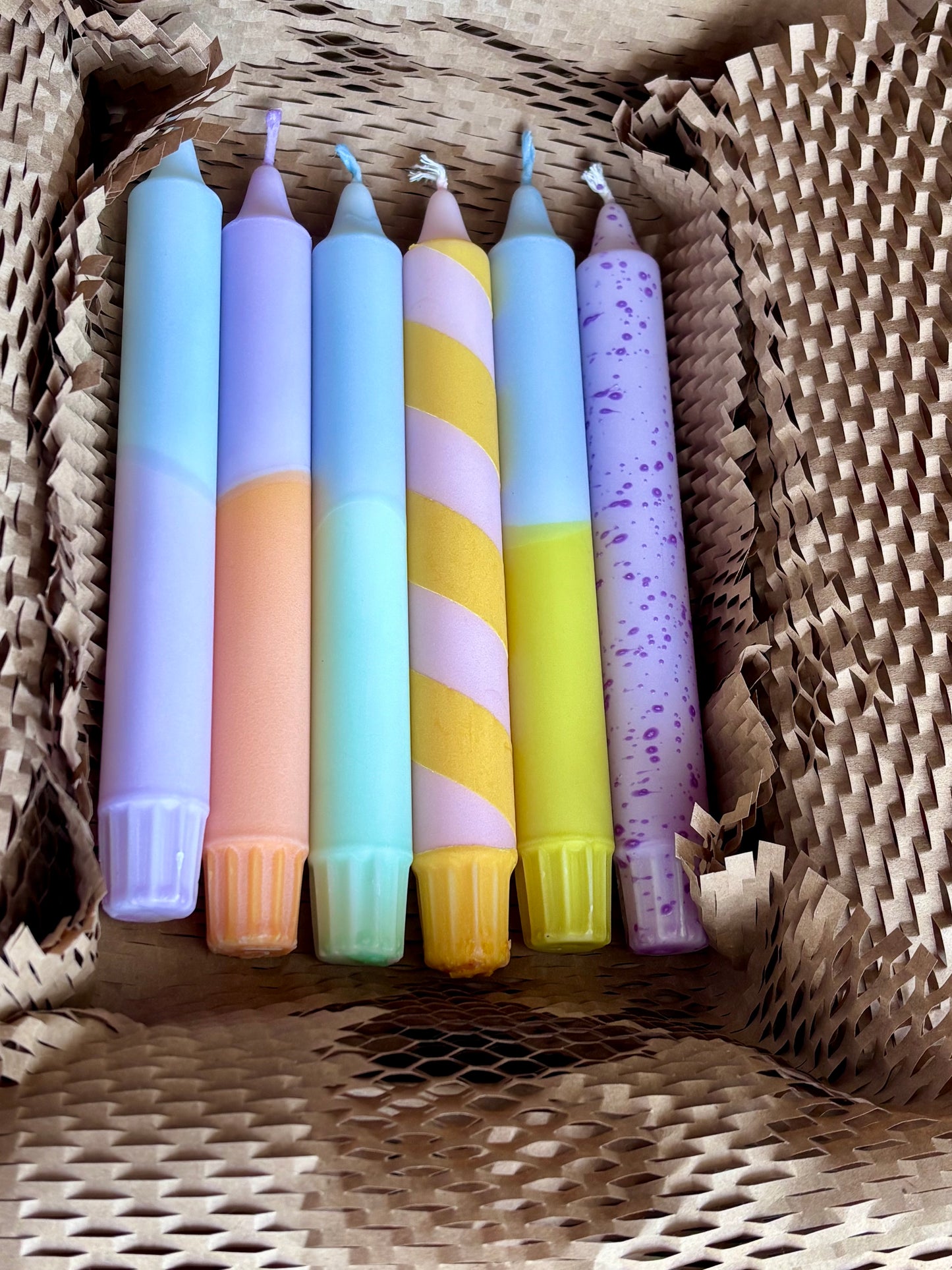 Pastellboxen – 12 färgade stearinljus (betala för 10)