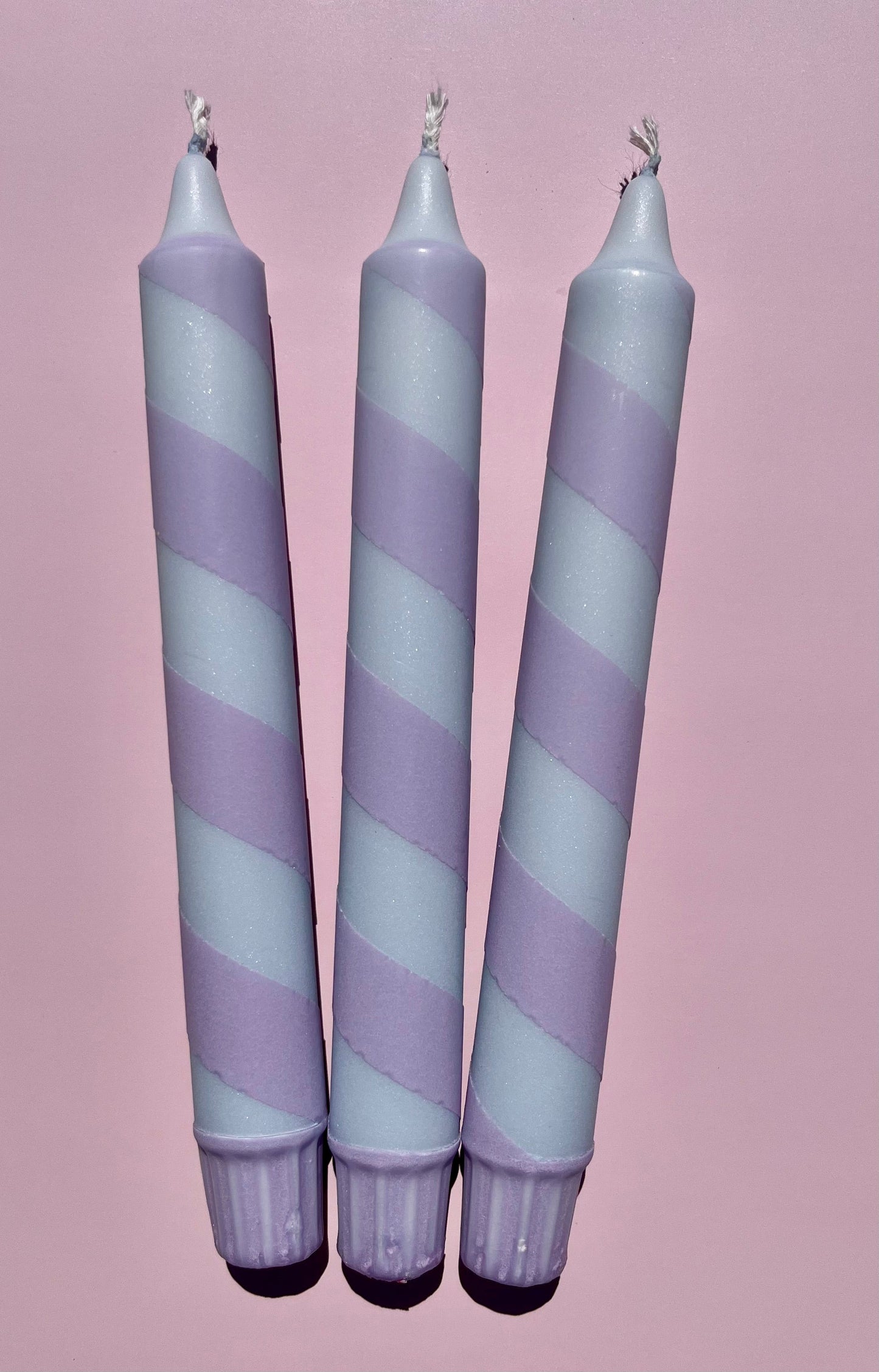 Lavendel Polkagris – randigt stearinljus i lavendellila och ljusblått