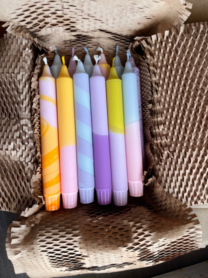 Pastellboxen – 12 färgade stearinljus (betala för 10)
