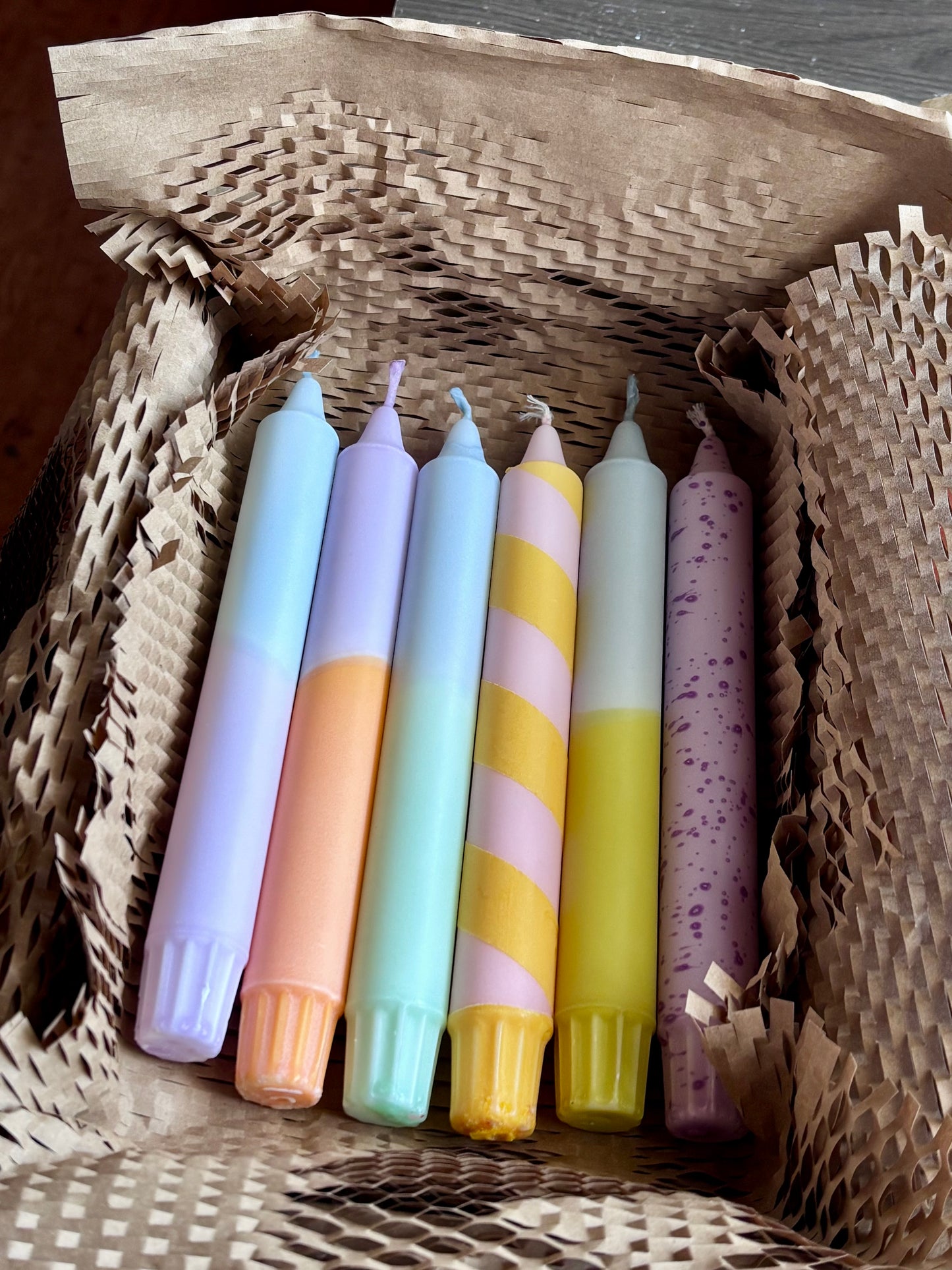 Pastellboxen – 12 färgade stearinljus (betala för 10)