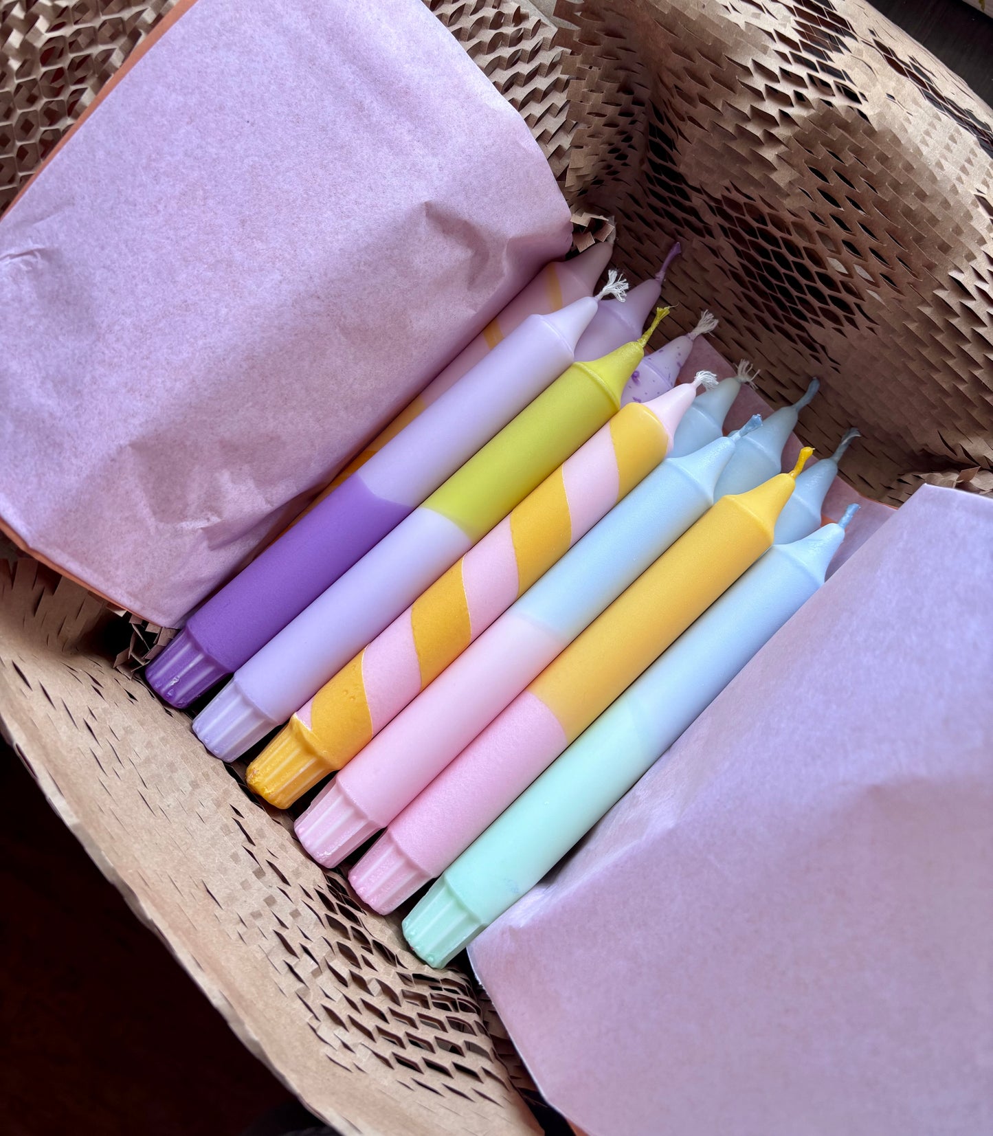Pastellboxen – 12 färgade stearinljus (betala för 10)